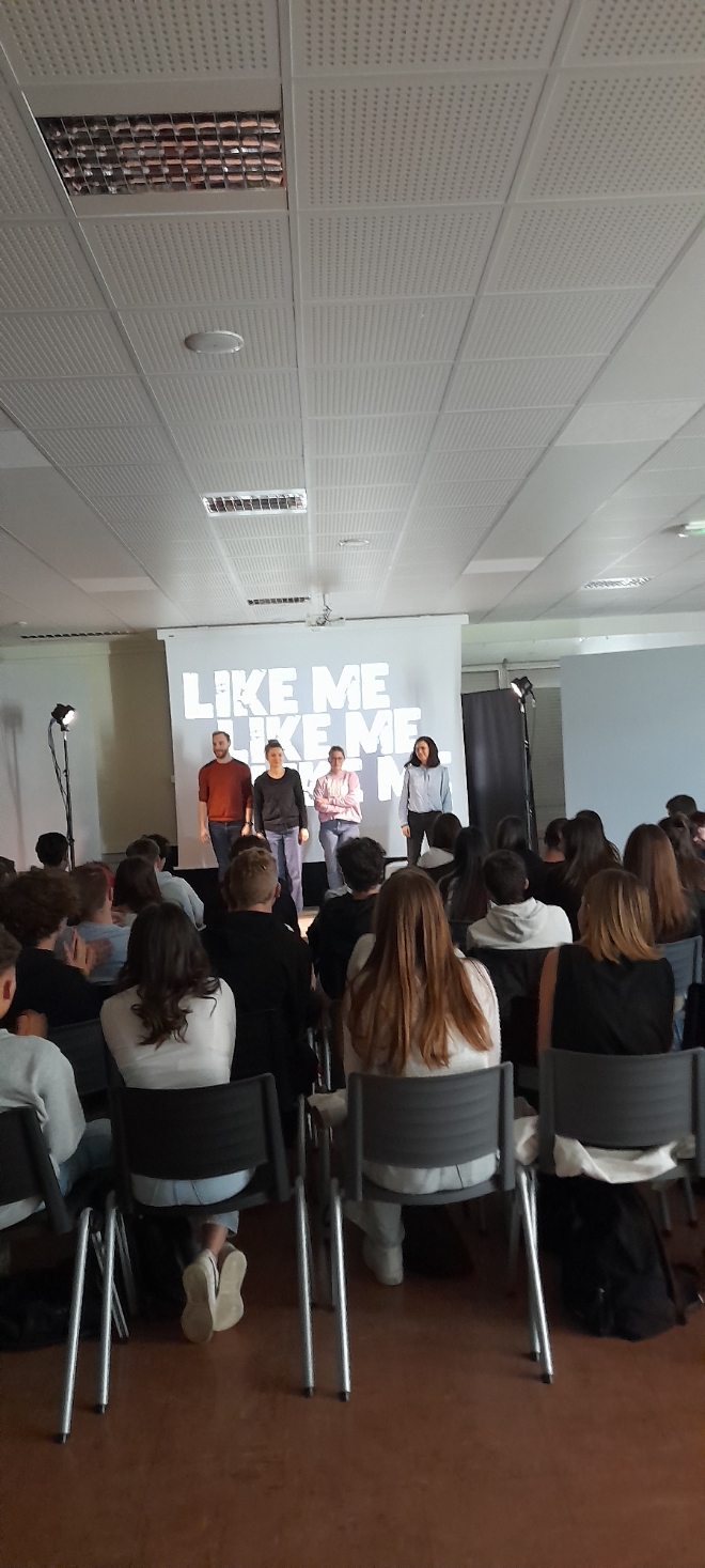 SEMAINE CULTURELLE : Spectacle LIKE ME par LARC (Laboratoire des Arts Croisés) du Creusot